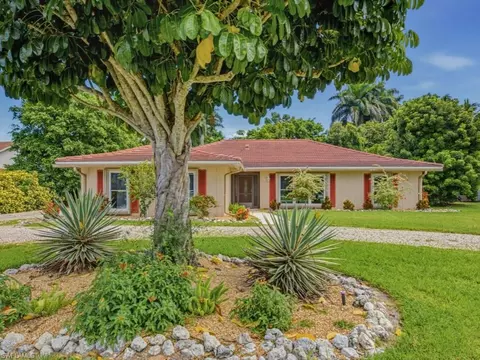667 Park Shore Dr, Naples, FL 34103