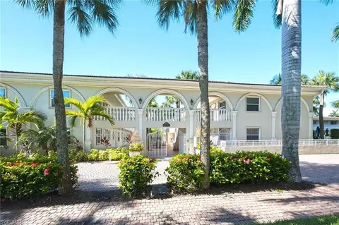 980 7th Ave S #204, Naples, FL 34102