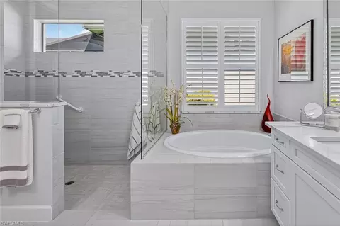 Bath - 6387 Warwick Ave, Naples, FL 34113 photo 2 of 5