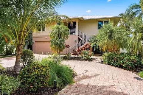 1680 Avion Pl, Naples, FL 34104