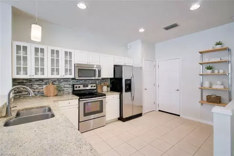 Kitchen - 904 Hampton Cir, Naples, FL 34105 photo 1 of 3