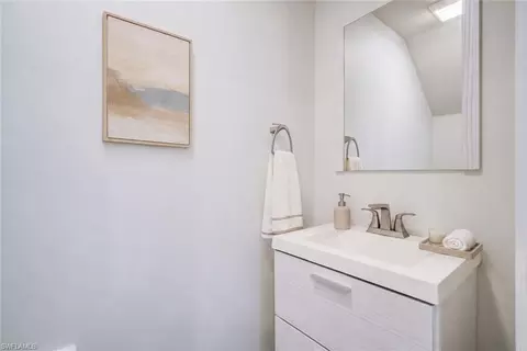 Bath - 904 Hampton Cir, Naples, FL 34105 photo 6 of 6