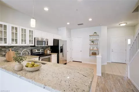 Kitchen - 904 Hampton Cir, Naples, FL 34105 photo 2 of 3