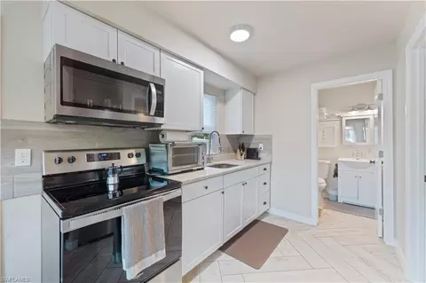 Kitchen - 3365 Estey Ave, Naples, FL 34104 photo 4 of 5
