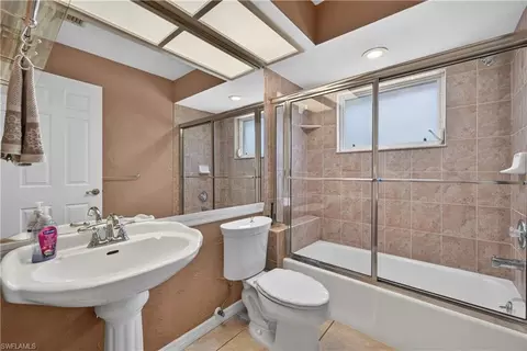 Bath - 240 Stonegate Ct, Naples, FL 34119 photo 4 of 4