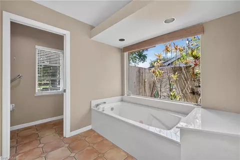 Bath - 240 Stonegate Ct, Naples, FL 34119 photo 2 of 4