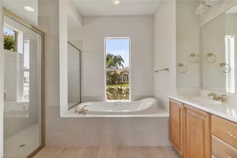 Bath - 1117 Mill Pond Ct, Osprey, FL 34229 photo 2 of 4