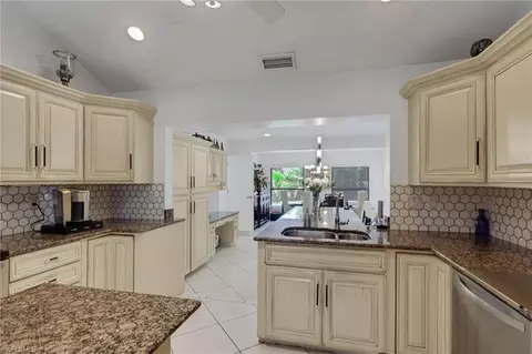 Kitchen - 3036 Round Table Ln, Naples, FL 34112 photo 4 of 5