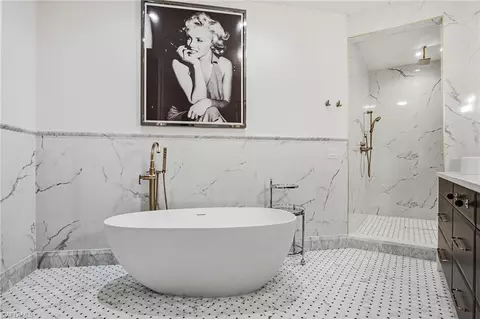 Bath - 705 10th St S #202, Naples, FL 34102 photo 1 of 5