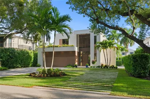 376 1st Ave N, Naples, FL 34102