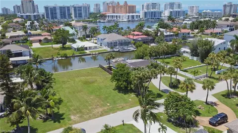 476 Pine Ave, Naples, FL 34108 photo 8