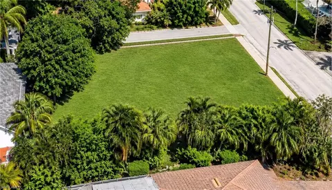 541 3rd St N, Naples, FL 34102