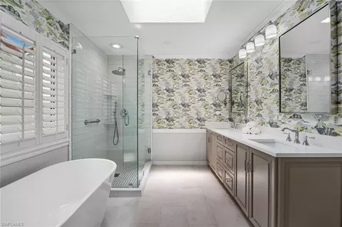 Bath - 812 Reef Point Cir, Naples, FL 34108 photo 1 of 3