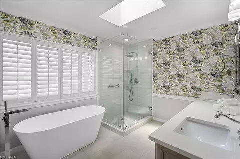 Bath - 812 Reef Point Cir, Naples, FL 34108 photo 2 of 3