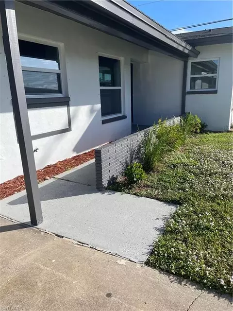 737 Sesame Ct, Cape Coral, FL 33904