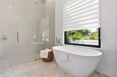 Bath - 1150 8th Ter N, Naples, FL 34102 photo 4 of 8