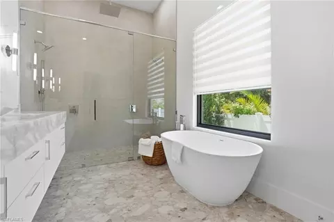 Bath - 1150 8th Ter N, Naples, FL 34102 photo 3 of 8
