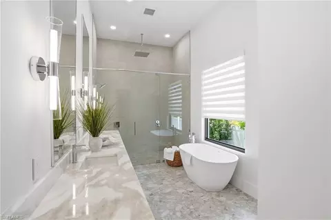 Bath - 1150 8th Ter N, Naples, FL 34102 photo 2 of 8