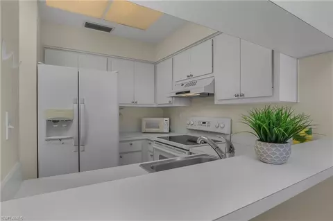 Kitchen - 3326 Olympic Dr #424, Naples, FL 34105 photo 2 of 2