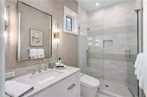 Bath - 835 11th Ave S, Naples, FL 34102 photo 4 of 4