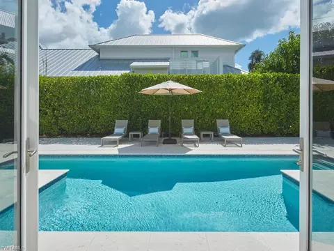 Exterior - 570 2nd Ave N, Naples, FL 34102 photo 2 of 4