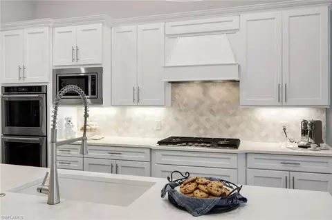 Kitchen - 9583 Curlew Dr, Naples, FL 34120 photo 4 of 6