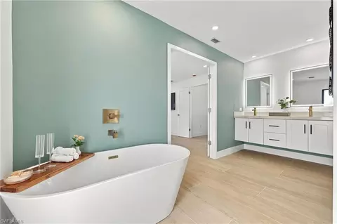 Bath - 2353 Abbey Ct, Naples, FL 34112 photo 2 of 7