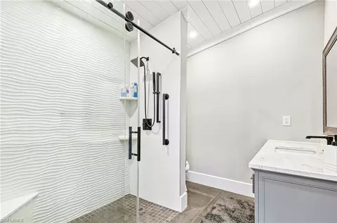 Bath - 9 Pelican St E, Naples, FL 34113 photo 3 of 3