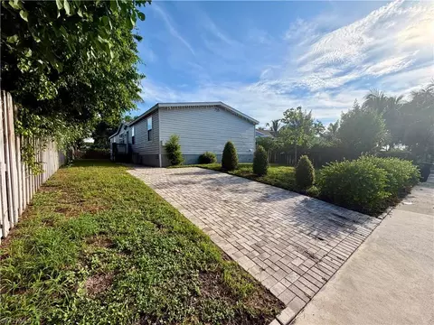 755 Ridgewood Dr, West Palm Beach, FL 33405