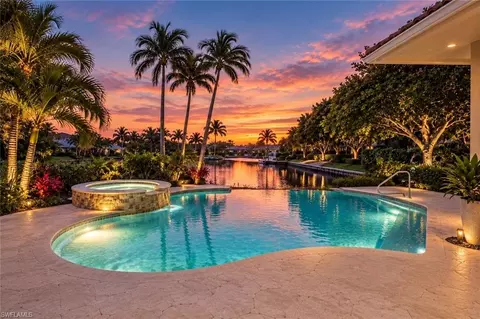 8752 Muirfield Dr, Naples, FL 34109