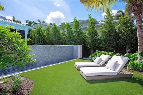 Exterior - 1544 3rd St S, Naples, FL 34102 photo 6 of 7