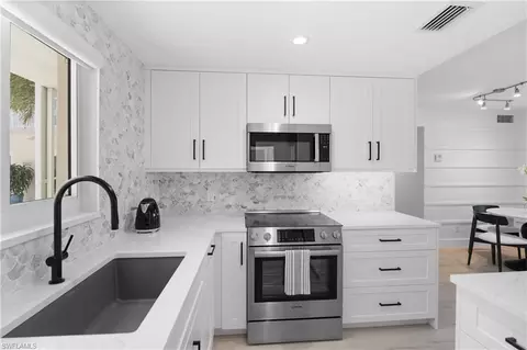 Kitchen - 506 Broad Ave S #506, Naples, FL 34102 photo 2 of 3