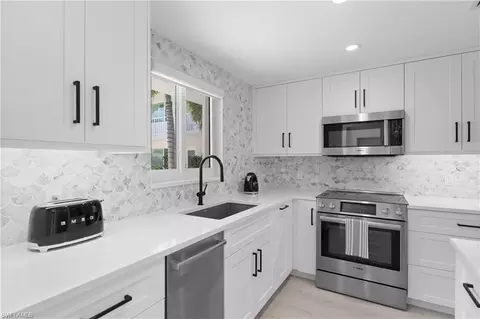 Kitchen - 506 Broad Ave S #506, Naples, FL 34102 photo 3 of 3
