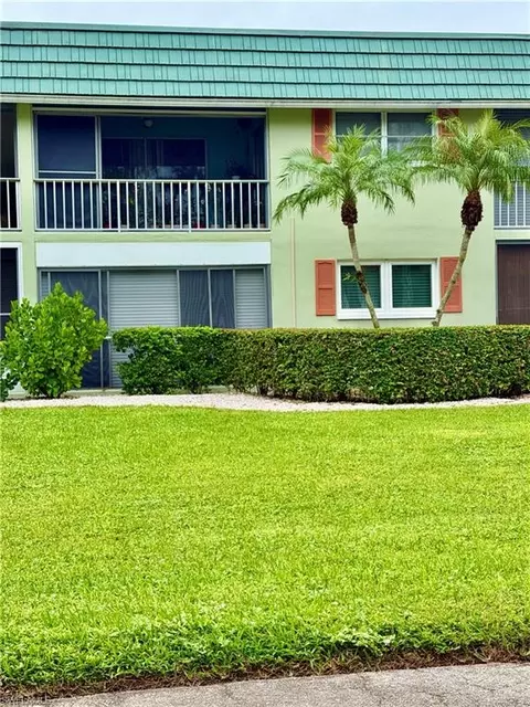 200 Valley Stream Dr #4B, Naples, FL 34113