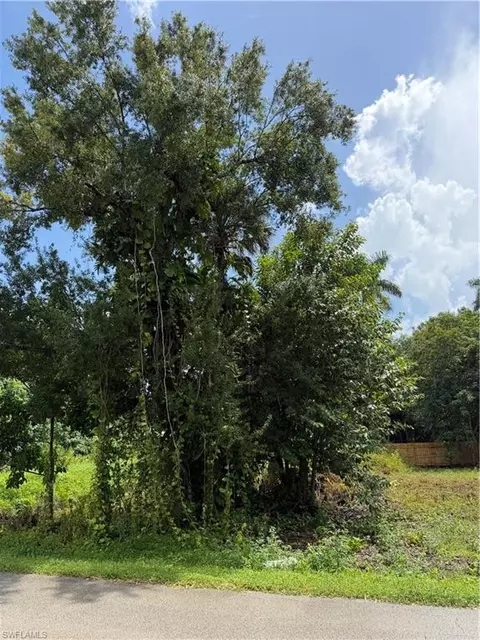 557 Sacramento St, North Fort Myers, FL 33903