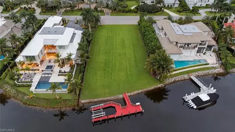 3191 Gin Ln, Naples, FL 34102