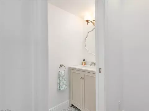 Bath - 995 9th Ave S #5, Naples, FL 34102 photo 1 of 3
