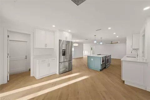 Kitchen - 2105 Sheepshead Dr, Naples, FL 34102 photo 4 of 4