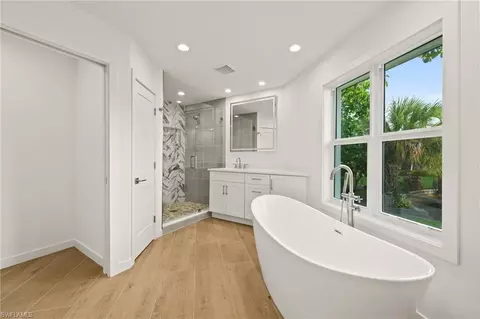 Bath - 2105 Sheepshead Dr, Naples, FL 34102 photo 2 of 7