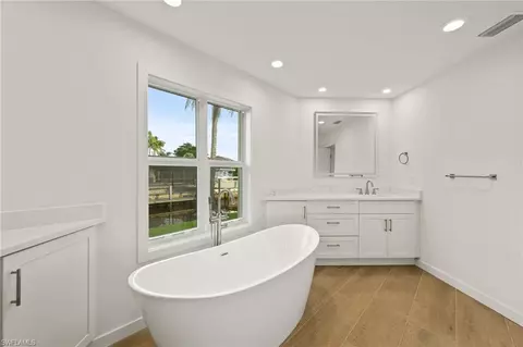 Bath - 2105 Sheepshead Dr, Naples, FL 34102 photo 4 of 7