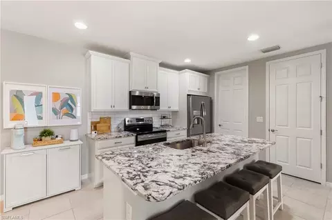 Kitchen - 14731 Edgewater Cir, Naples, FL 34114 photo 4 of 5