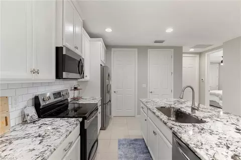 Kitchen - 14731 Edgewater Cir, Naples, FL 34114 photo 5 of 5