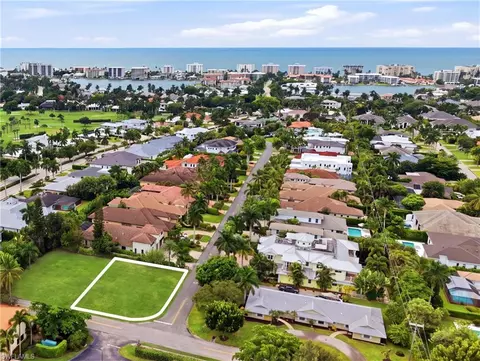 698 Fairway Ter, Naples, FL 34103 photo 4
