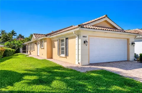 5821 Drummond Way, Naples, FL 34119