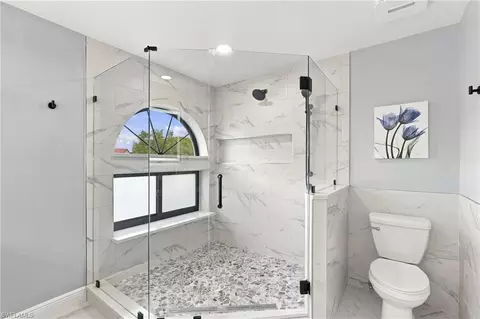 Bath - 637 Beachwalk Cir #E202, Naples, FL 34108 photo 2 of 4