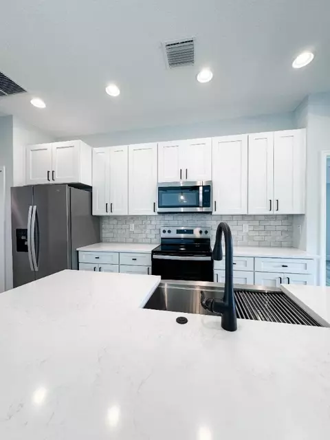 Kitchen - 7930 98th Ave, Vero Beach, FL 32967 photo 2 of 7