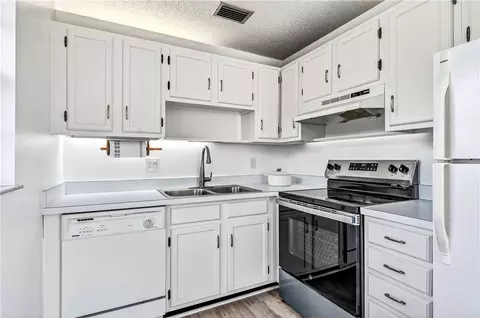 102 Royal Oak Dr #203, Vero Beach, FL 32962