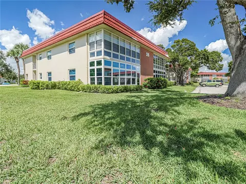 26 Pine Arbor Ln #201, Vero Beach, FL 32962