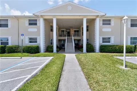 605 W Lake Jasmine Cir #205, Vero Beach, FL 32962