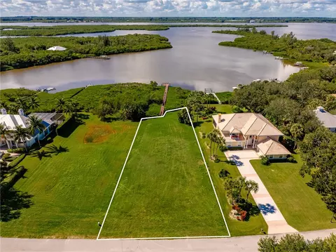 8615 Seacrest Dr, Vero Beach, FL 32963